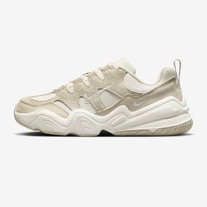 Nike tech hera. BRAND NEW